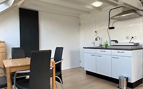 Zolderstudio dichtbij Goffert met eigen badkamer en WC, eigen keuken, eigen ingang